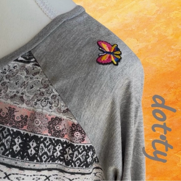 Women's Patterned Gray and Pink Top w/ 🦋 embroidery - Picture 6 of 11